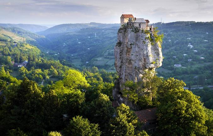 Bonjour la montée à l'échelle (sur la gauche du caillou)