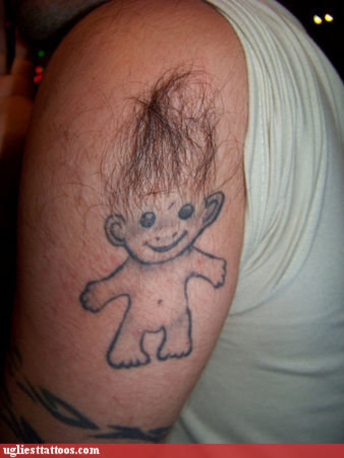 Un tatouage de troll sur des poils.