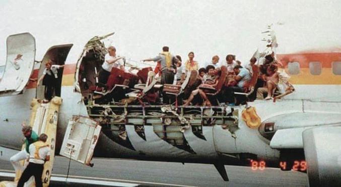Le vol 243 d'Aloha Airlines a perdu une grande partie du fuselage en raison de la fatigue du métal, un agent de cabine a été jeté hors de l’avion et n’a jamais été retrouvé.