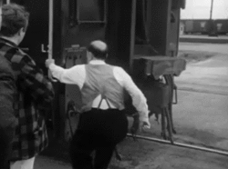 Buster Keaton est un acteur, réalisateur, scénariste et producteur américain, né le 4 octobre 1895 à Piqua (Kansas), et mort le 1er février 1966 à Hollywood (Californie) ; « Buster » est un surnom générique (« pote ») signifiant aussi « casse-cou ». Humoriste célèbre pour son flegme, il fut entre autres surnommé « l'homme qui ne rit jamais » par contraste avec Charlie Chaplin.