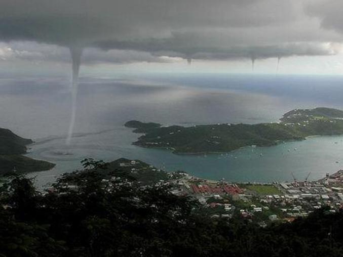 Une vue impressionnante de plusieurs tornades.