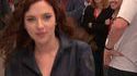 Des monsieurs regardent Scarlett Johansson