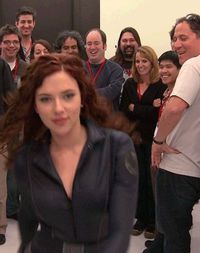 Des monsieurs regardent Scarlett Johansson