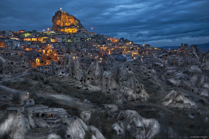 Le village d'Uçhisar, dans la province turque de Nev?ehir, est un village typique de la Capadoce (Anatolie centrale). Quelques habitations troglodytiques, dont certaines sont vieilles de 1500 ans, sont encore occupées.
