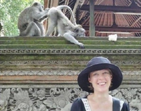 Il y a quelque chose (dans le) derrière