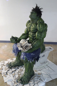 Statue Hulk au WC