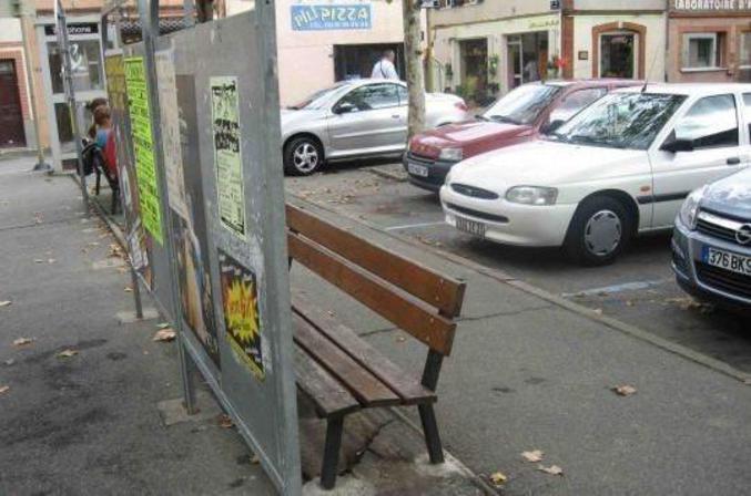 Des bancs avec une vue très limitée