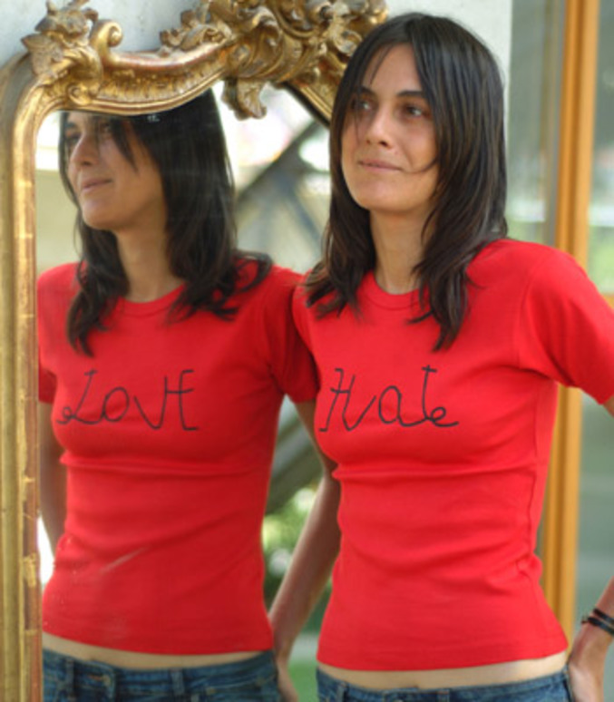 Un t-Shirt qui joue avec les reflets du miroir