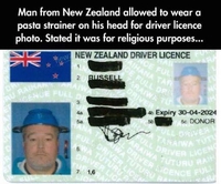 Ce néo-zélandais a été autorisé à déposer une photo de lui, pour son permis de conduire, avec une passoire à pâtes sur la tête... 