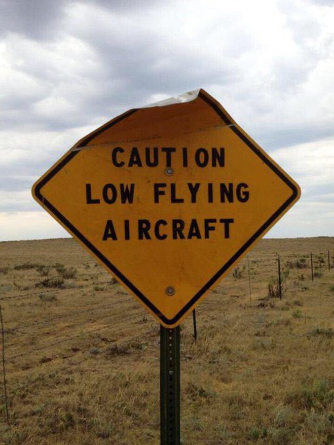 "Attention: avions volant bas".