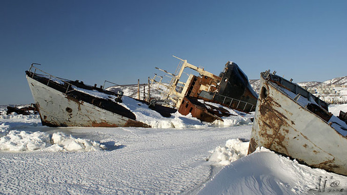 Plusieurs bateaux abandonnés dans les glaces.