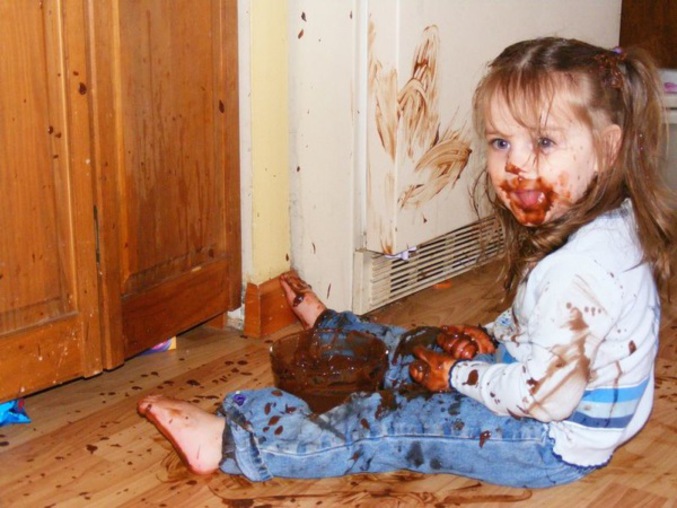 Une petite fille qui aime le chocolat.