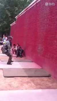 Grimper un mur avec des potes