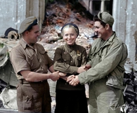 1946 : Dans une Allemagne en ruines, des militaires anglais, russe et américain fraternisent