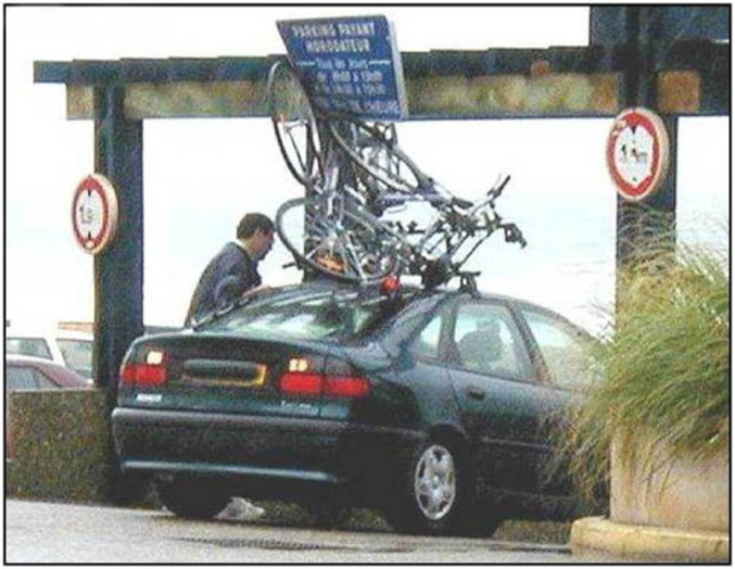 A cause des vélos sur le toit, la voiture ne passe pas.