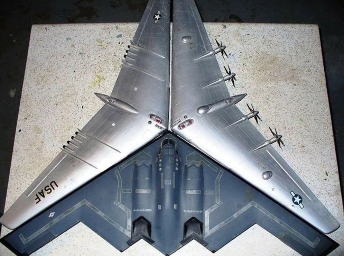 Voilà une comparaison des angles d'ailes d'un bombardier Northrop YB35 de 1946, d'un YB49 de 1947 (à réaction) et le B-2 qui date de 1989. Fou, non ?