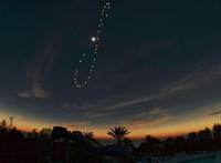 Le soleil pris en photo du même endroit, à la même heure, en différents jours de l'année