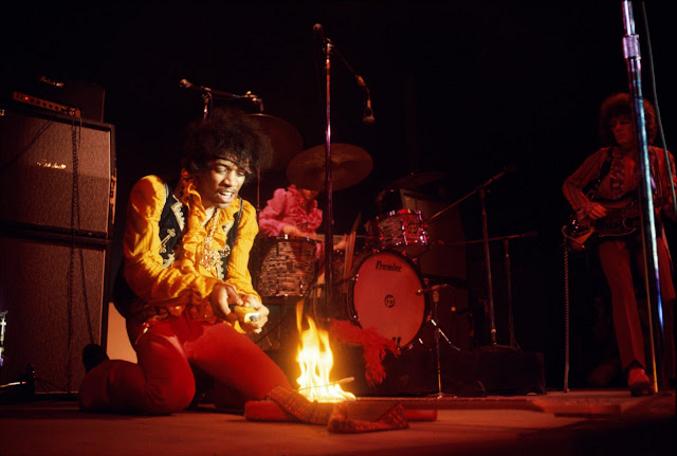 A la fin de son numéro, Jimi Hendrix casse sa guitare et met le feu aux débris.