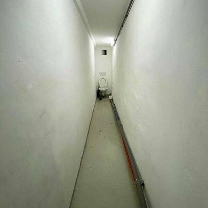 - au fond du couloir 
- à droite ou à gauche ?
- non, juste au fond du couloir...