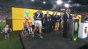 Un enfant se met la honte à une cérémonie de rugby