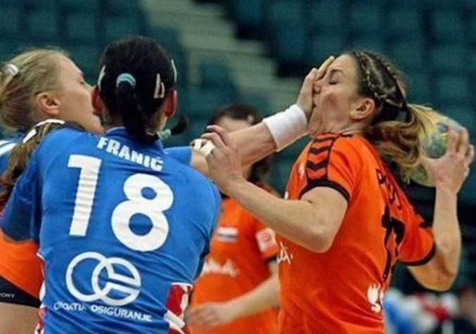 Une petite faute au handball.