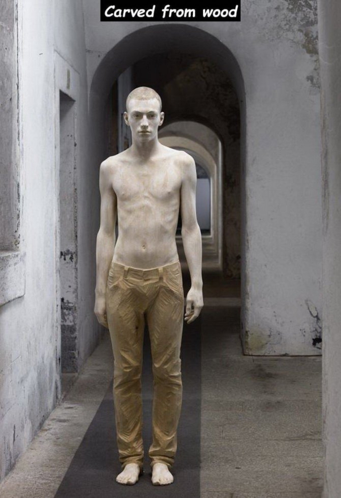 Par le sculpteur italien Bruno Walpoth.
http://www.walpoth.com/