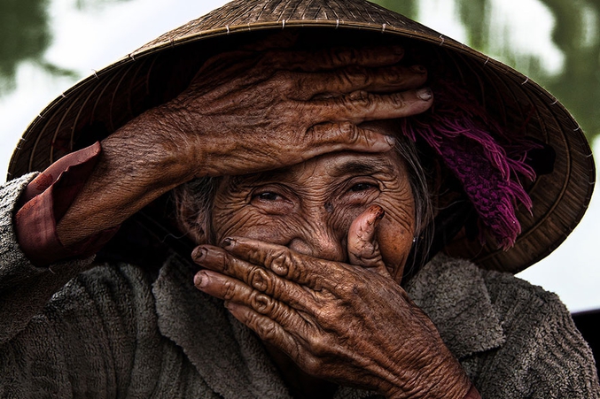 Rehahn, jeune Français né en Normandie en 1979, habite depuis maintenant trois ans au Vietnam après en être tombé amoureux lors de sa première visite en mission caritative. 
Il a appris que par politesse, respect ou modestie, les Vietnamiens cachent leur bouche de leur main quand ils sourient, et a alors entrepris d'immortaliser ces sourires cachés. Ses photos représentent souvent des gens du peuple Hmong.
http://www.rehahnphotographer.com/project/hidden-smile/