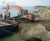 Comment charger un tractopelle sur un bateau