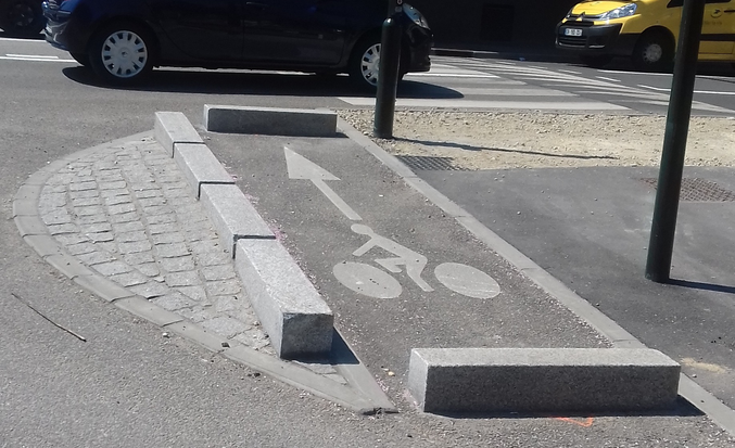 Un aménagement à l’intersection des départementales D36 et D117 dans l'Essonne. (via l'association Mieux se Déplacer à Bicyclette)