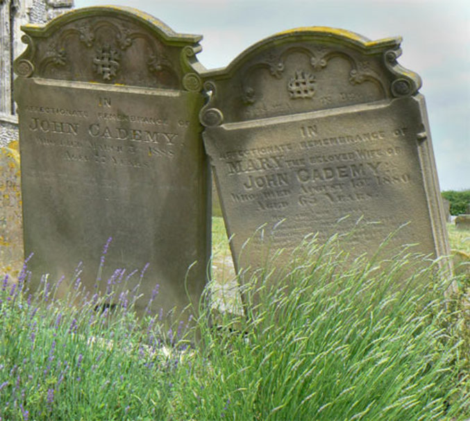 Les pierres tombales instables d'un couple semblent attirées l'une vers l'autre.