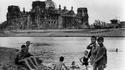 Eté 1945, dans Berlin dévasté, on trouve quelques baigneurs dans la Spree.