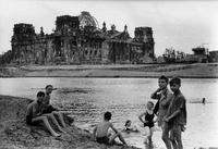 Eté 1945, dans Berlin dévasté, on trouve quelques baigneurs dans la Spree.
