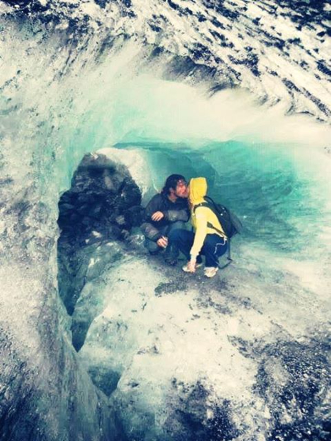 Un amour gravé dans la glace par un couple d'aventuriers ayant affronté un glacier à mains nues en Nouvelle-Zélande.