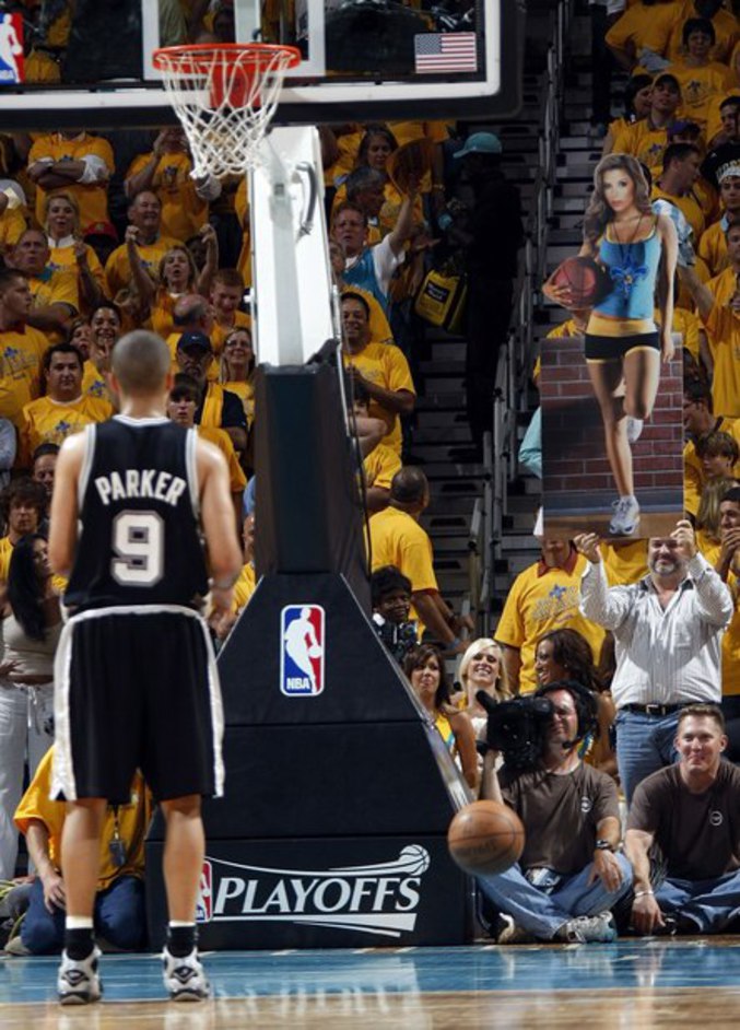 Une façon de déconcentrer Tony Parker.