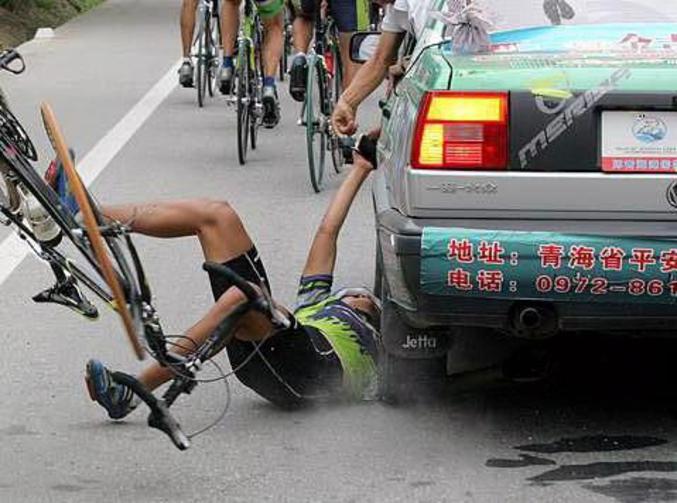 Un cycliste qui chute et se retrouve en bien mauvaise posture.