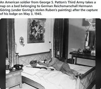 Fin de la 2èmeGM : Un soldat américain fait une sieste dans le lit de Goering