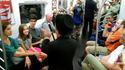 Donner dans le métro