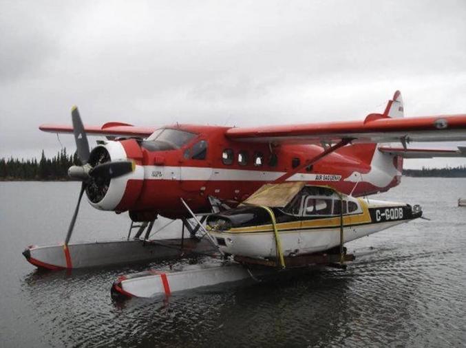 Un de Havilland Canada DHC-3 Otter d’Air Saguenay, au Québec, transportant la cellule d’un Cessna A185 Skywagon.
Les informations sur cette histoire sont difficiles à trouver.
Il semble que le Cessna, tombé en panne sur un lac isolé, était irréparable sur place et a dû être démonté afin d’être transporté jusqu’à l’atelier le plus proche.