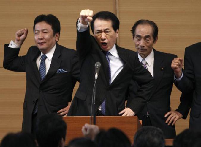 Le nouveau Premier ministre japonais Naoto Kan, leader du Parti démocratique, exhorte les députés nippons en criant 'Battons-nous' le 7 juin 2010 à Tokyo.