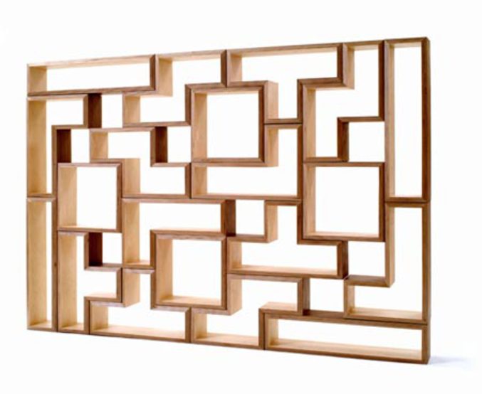 Une étagère aux formes des pièces de Tétris.