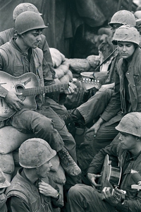 Guerre du Viet-Nam: 2 GI guitaristes jouent pour leurs copains