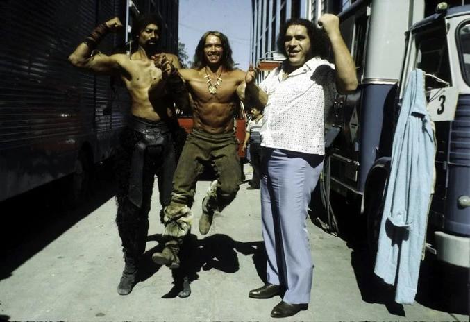 Arnold Schwarzenegger entouré d'André le Géant et Wilt Chamberlain, probalbement sur le tournage de Conan le Destructeur. André y aurait joué sans être crédité.
Vous pouvez aussi faire une recherche d'image avec « andre the giant can of beer » comme mot-clés. 