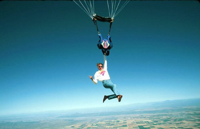 Un parachutiste se détache et se pend à son parachute en plein vol.