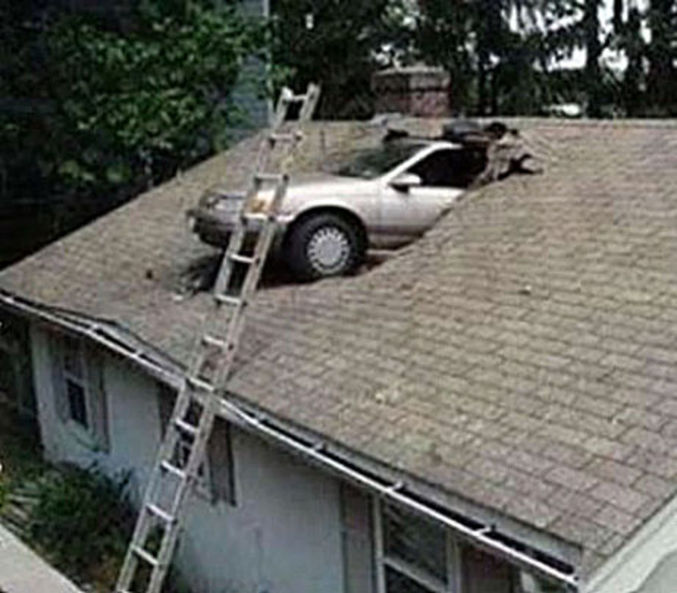 Une voiture garée sous le toit