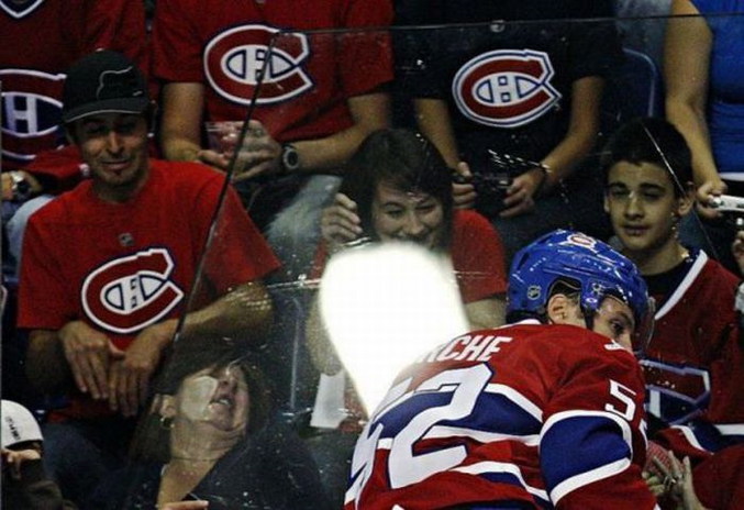 Pendant un match de hockey...