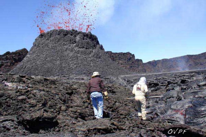 Voici une photo prise lors de l'éruption sur le Dolomieu, Piton de la Fournaise, le 30 août 2006 par les scientifique de l'Observatoire Volcanologique du Piton de la Fournaise. Aujourd'hui, la Fournaise est de nouveau en éruption sur son flan sud (début à 1.35 UMT cette nuit (21 juin), déclenchant le plan ORSEC (niveau d'alerte 2-2 pour le moment)).