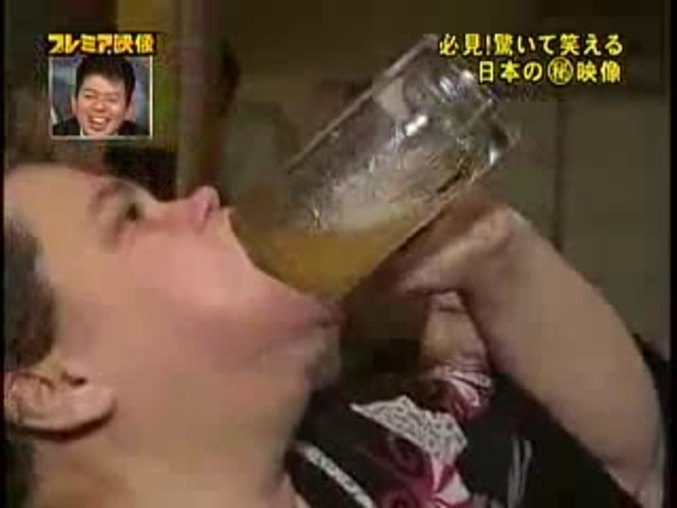 Старая пьет мочу. Девушка выпивает пиво залпом. Пьет пиво залпом. Пиво из бутылки залпом.
