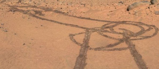 Traces laissées par l'un des robots de la NASA sur Mars.
