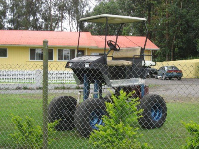 Une voiturette de golf surélevée.