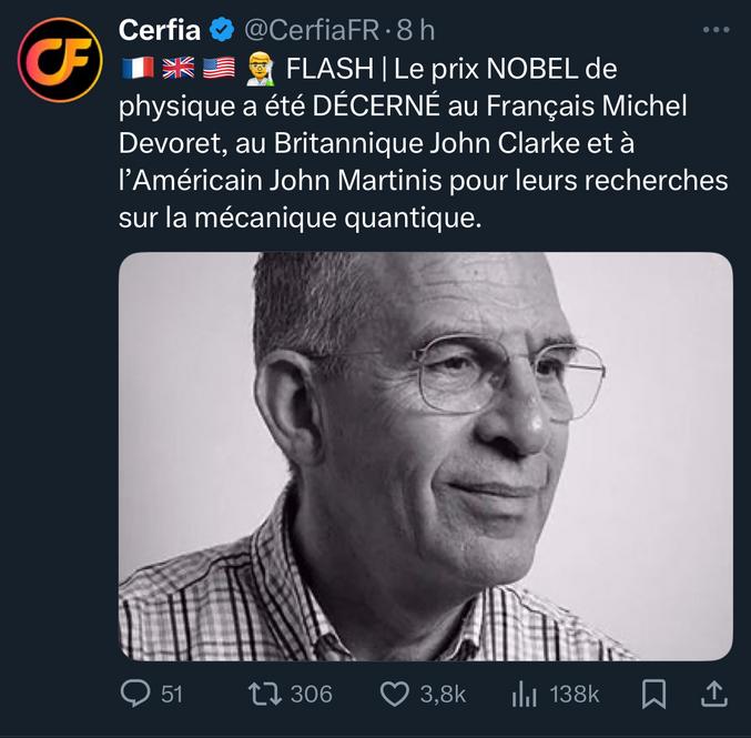 Michel Devoret a reçu le prix Nobel de physique parce qu’il a réussi à montrer que les lois étranges du monde quantique peuvent exister dans des circuits électriques assez grands pour être fabriqués à la main. D’habitude, ces lois ne s’observent que sur des choses minuscules, comme des atomes. Il a prouvé que dans certains circuits spéciaux appelés supraconducteurs (où l’électricité circule sans aucune perte), le courant peut se comporter comme une seule « particule » géante : il saute d’un niveau d’énergie à un autre sans passer entre les deux, et il peut même traverser une barrière « impossible », comme s’il passait à travers un mur.
C’est important, car cela permet de fabriquer et contrôler la matière selon les règles quantiques, et pas seulement de l’observer. Concrètement, cette découverte sert aujourd’hui à construire les ordinateurs quantiques, des machines capables de résoudre en quelques secondes des calculs qui prendraient des années à un ordinateur normal. Elle servira aussi à créer des capteurs ultra précis, capables de détecter des champs magnétiques, de mesurer la gravité ou de naviguer sans GPS. Bref, Michel Devoret a rendu le monde quantique utilisable, pas seulement théorique.